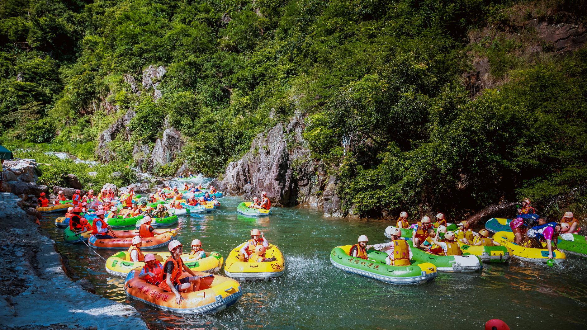 友通“水上漂流，激流勇進”團建活動